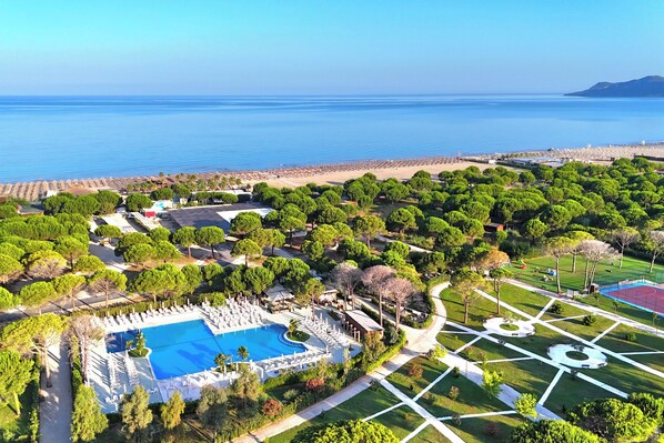 Seasonal outdoor pool - Lalzit Bay Dream Villa (Ishëm)