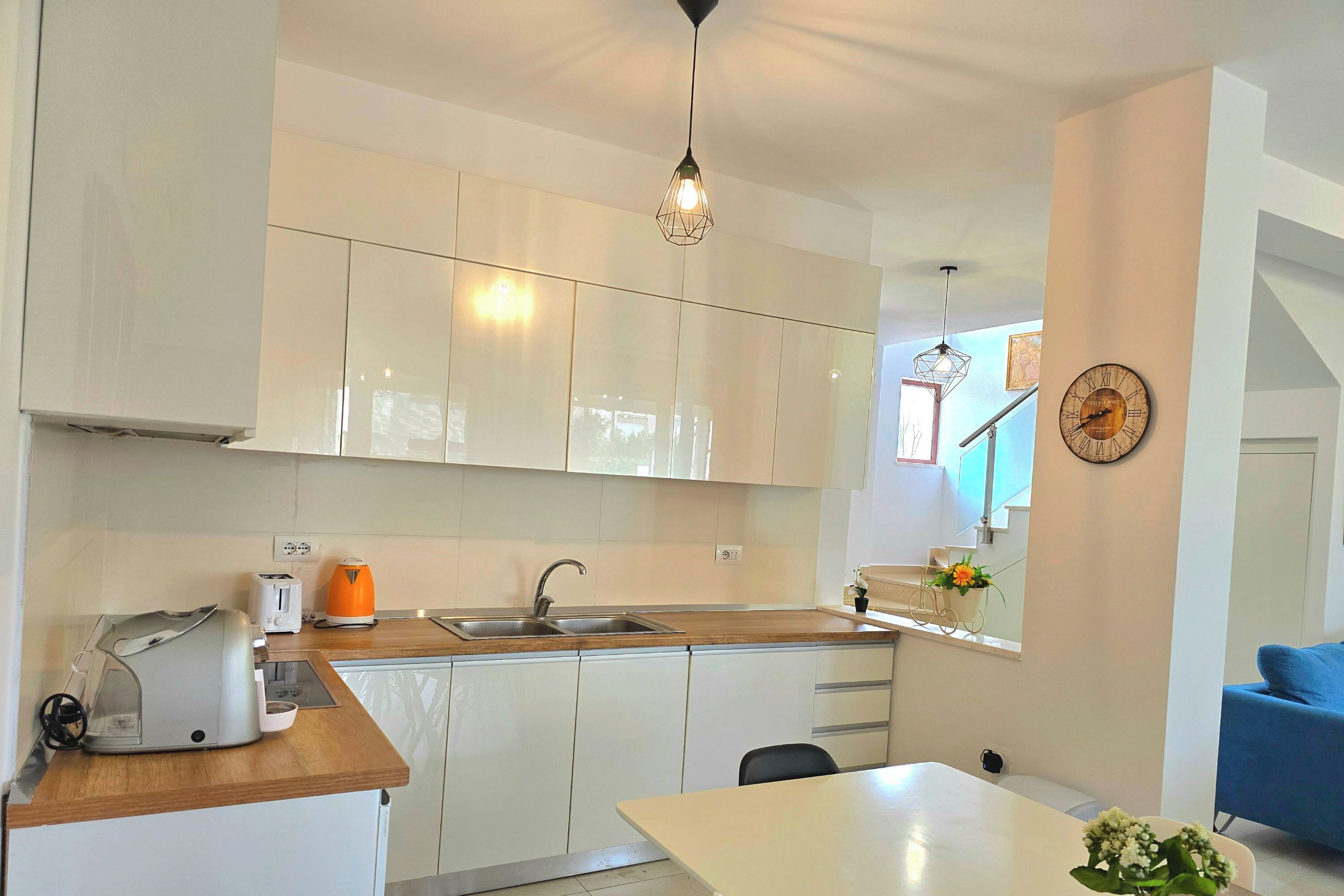 Lemari es, oven, kompor, dan mesin pencuci piring