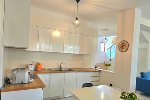 Frigorifero, forno, piano cottura, lavastoviglie