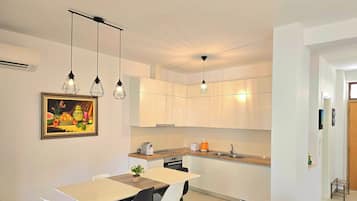 Fridge, oven, stovetop, dishwasher