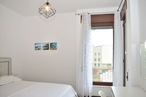 3 slaapkamers, een strijkplank/strijkijzer, gratis wifi, beddengoed