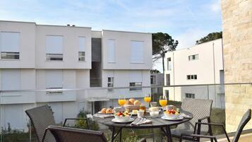 Standard Apartment, Multiple Bedrooms (Pastel Apartment) | Outdoor dining