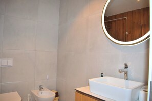 Appartement Standard, plusieurs chambres (Pastel Apartment) | Salle de bain | Douche, séchoir à cheveux, bidet, serviettes fournies