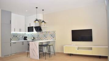 Frigorifero, microonde, forno, piano cottura