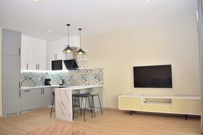 Fridge, microwave, oven, stovetop - Pastel Apartment (Ishëm)