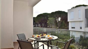 Standard Apartment, Multiple Bedrooms (Pastel Apartment) | Outdoor dining