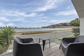 Property grounds - Beachside Bliss Waterfront Apartment - Redcliffs (Christchurch)