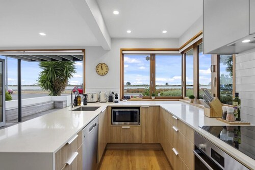 Beachside Bliss Waterfront Apartment - Redcliffs