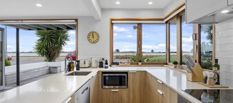 Beachside Bliss Waterfront Apartment - Redcliffs