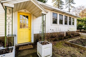 Exterior detail - (3 Nt Min!) Lakeside Cottage Short Walk To Association Beach! (Lakeside)