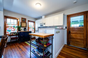 Fridge, microwave, oven, stovetop - (3 Nt Min!) Lakeside Cottage Short Walk To Association Beach! (Lakeside)