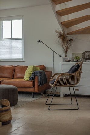 Televisie, een open haard en boeken