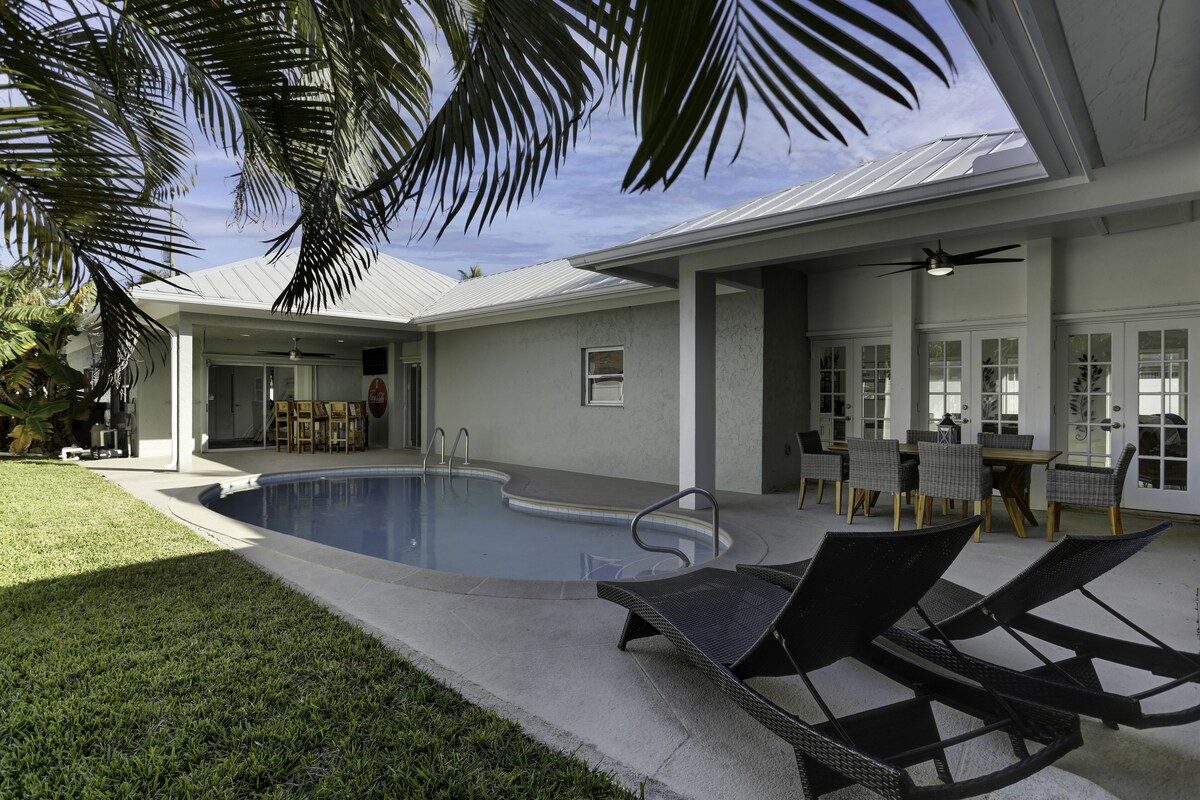 Newly Renovated 4 bedroom, 3 bathroom home less than 1 mile to the beach