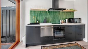 Private kitchen - Dogs on Delany, Bright (Bright)