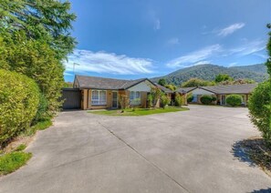 Exterior - Dogs on Delany, Bright (Bright)