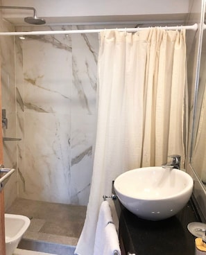 Bathroom - Moderno dpto a estrenar con gran vista (Mendoza)