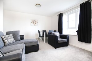 Classic Apartment | Living area - Cooksons Retreat 6 By Week2Week (North Shields)