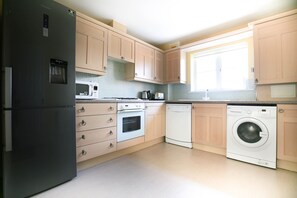 Classic Apartment | Private kitchen - Cooksons Retreat 6 By Week2Week (North Shields)