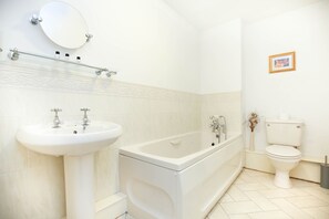 Classic Apartment | Bathroom - Cooksons Retreat 6 By Week2Week (North Shields)