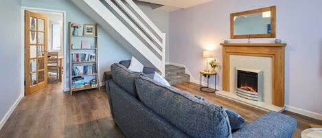 Een televisie, een open haard, boeken en een kantoor