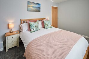 2 soverom, strykejern/-brett, reiseseng for barn og sengetøy