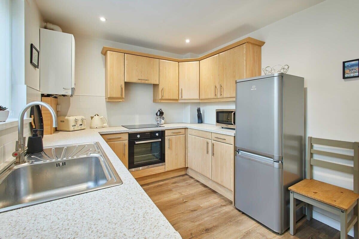 Coffee/tea maker, fridge, microwave, oven