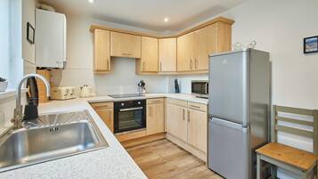 Coffee/tea maker, fridge, microwave, oven