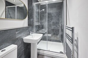 Douche, sĂšche-cheveux, serviettes fournies