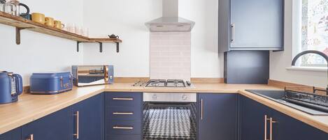 Frigorifero, microonde, forno, piano cottura