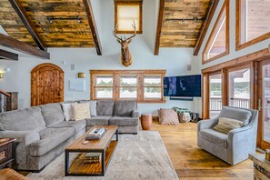 Smart TV, fireplace, DVD player - Pagosa Blue Retreat, Mountain Views w/ Hot Tub (Pagosa Springs)