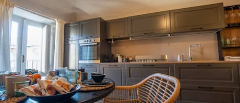 Fridge, oven, stovetop, dishwasher