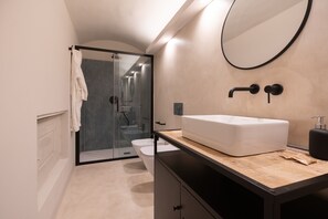 Dusche, kostenlose Toilettenartikel, Haartrockner, Bademäntel