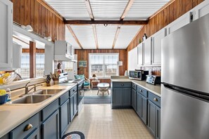 Réfrigérateur, micro-ondes, four, cafetière/bouilloire