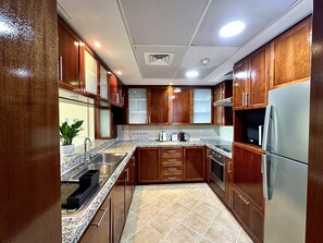 Refrigerador con freezer, microondas, horno, placa de cocina