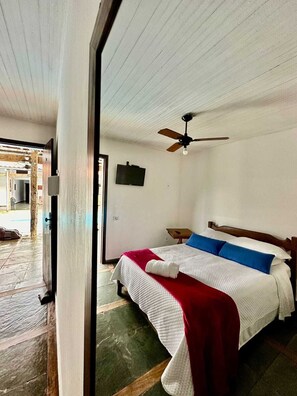 Economy Triple Room | Desk, free WiFi - Pousada Minas Goias (Tiradentes)