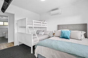 4 bedrooms, iron/ironing board, WiFi, bed sheets - Beautiful Beauna Vista Views (Rye)