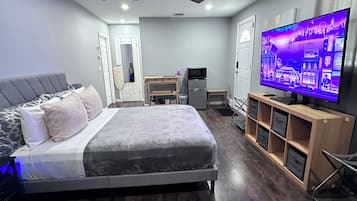 1 dormitorio, escritorio, tabla de planchar con plancha y wifi