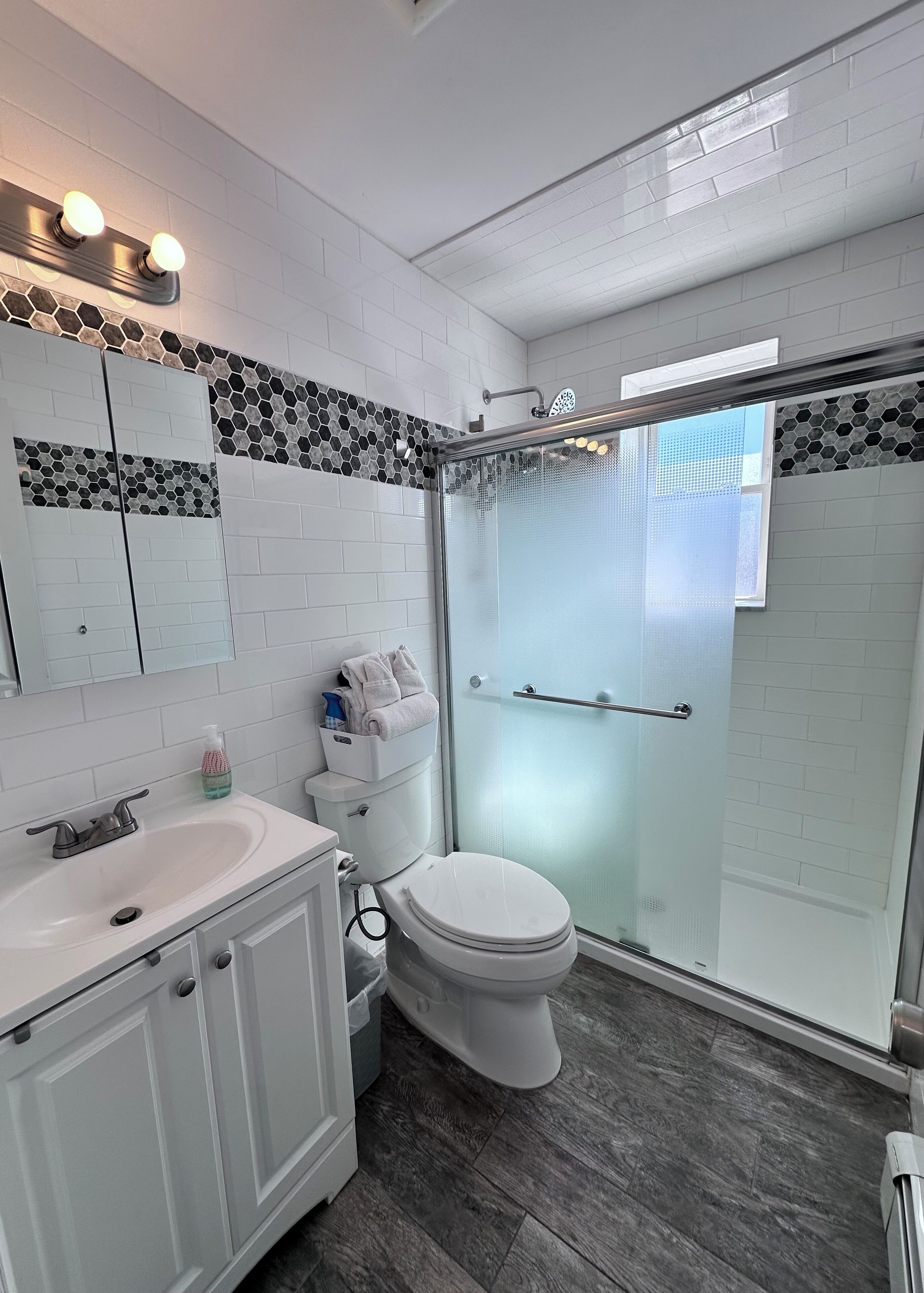 Dusche, umweltfreundliche Kosmetikartikel, Haartrockner, Handtücher