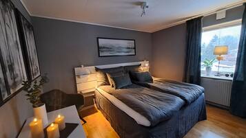 2 habitaciones, escritorio y tabla de planchar con plancha