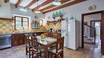 Microondas, horno, placa de cocina y lavavajillas