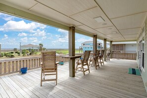 Outdoor dining - VIEWTASTIC- 3 Bedrooms- CARGO LIFT- Sleeps 10-VIEW IS SOMETHING TO SEE! (Crystal Beach)