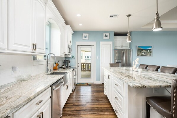 Fridge, microwave, oven, dishwasher - VIEWTASTIC- 3 Bedrooms- CARGO LIFT- Sleeps 10-VIEW IS SOMETHING TO SEE! (Crystal Beach)