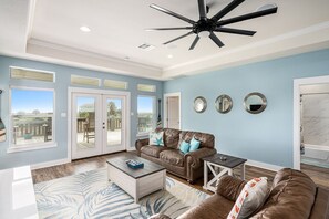 TV - VIEWTASTIC- 3 Bedrooms- CARGO LIFT- Sleeps 10-VIEW IS SOMETHING TO SEE! (Crystal Beach)