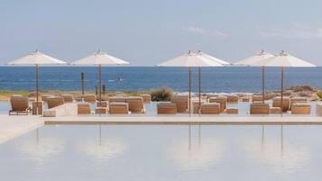 5 室外游泳池,07:00 至 19:00 开放,收费帐篷屋,池畔遮阳伞