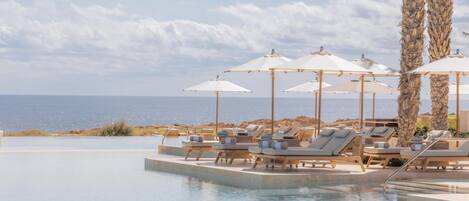 5 piscines extérieures, cabanas (supplément), parasols