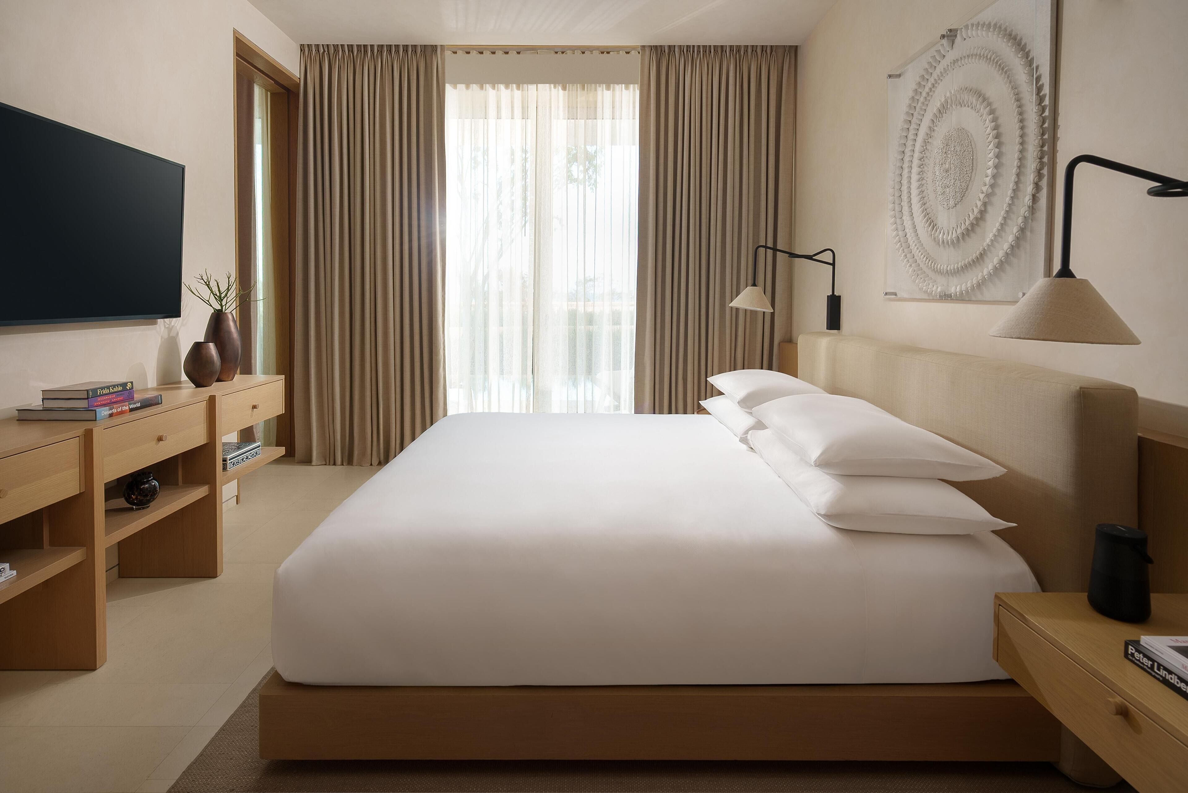 Premium bedding, down comforters, pillowtop beds, free minibar items