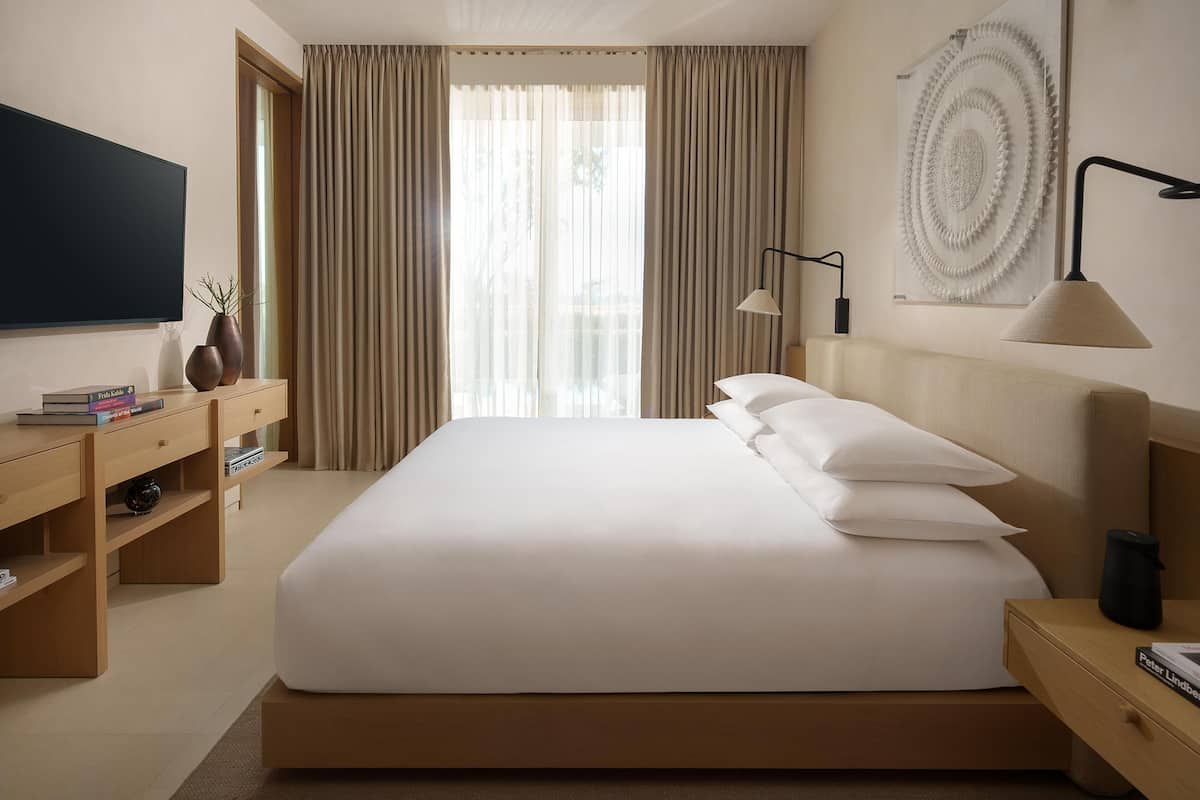 Premium bedding, down comforters, pillowtop beds, free minibar items