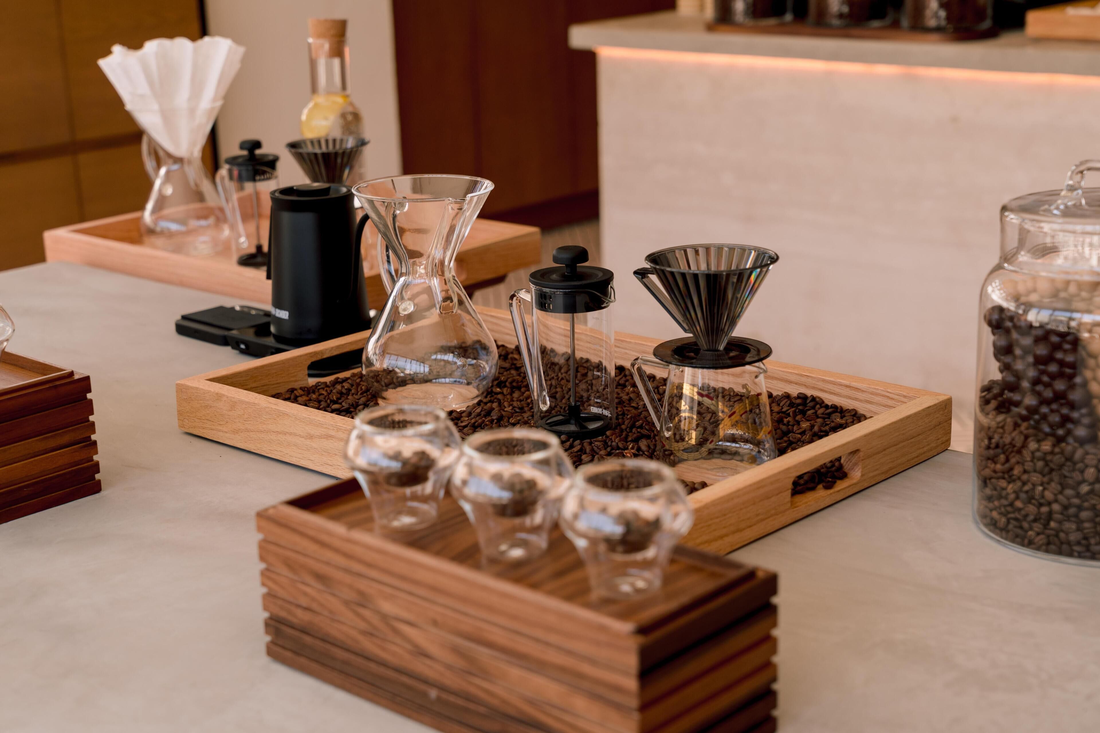 Een koffiehoek met diverse koffiezetapparatuur en koffiebonen.