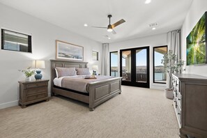 5 bedrooms, desk, iron/ironing board, free WiFi - Wave on Wave Haus | Concierge Services (Kingsland)