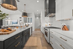 Fridge, microwave, oven, stovetop - Wave on Wave Haus | Concierge Services (Kingsland)